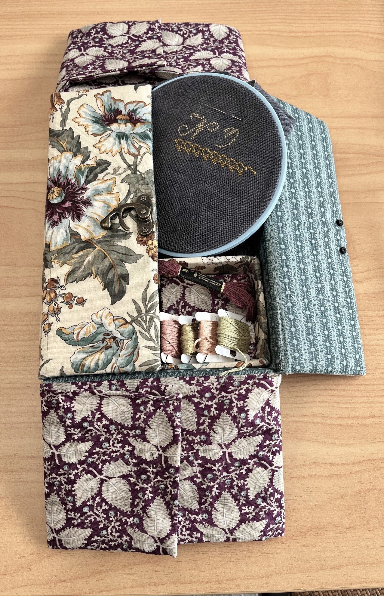 CLASS:  Travelling Folding Workbox