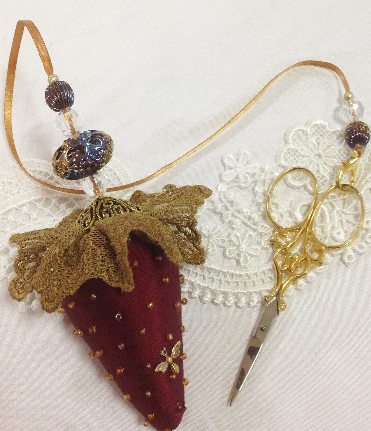 Vintage Scissor Strawberry with a heart of emery – Tis The Season